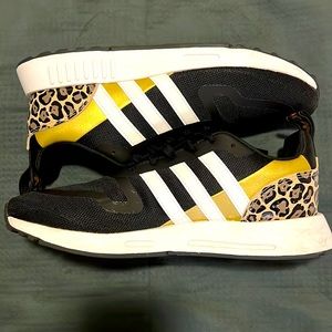 Adidas beautiful tennis shoes, only worn twice.